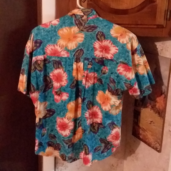 Basic Essentials BE Top MEDIUM Hawaiian Theme Ca. 1990s HIBISCUS MOTIF EUC - Picture 2 of 6